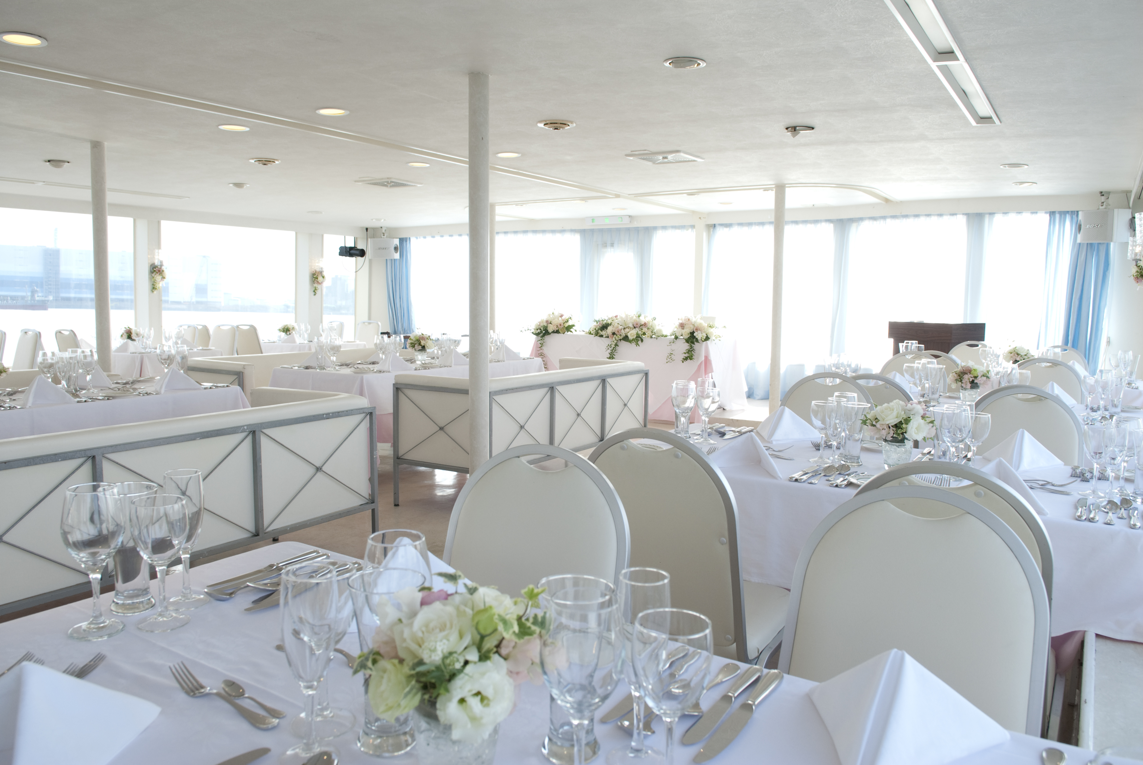 テーブルクロスや卓上装花で豪華に装飾されたセレブリティ2号の船内