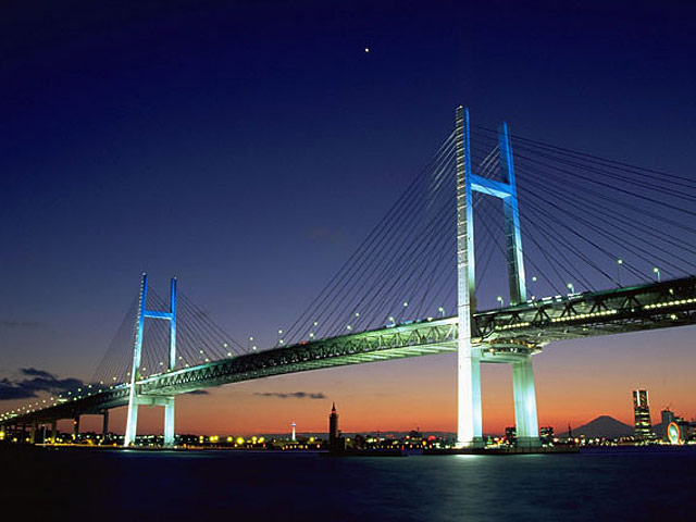 夕焼け時のベイブリッジと横浜の夜景