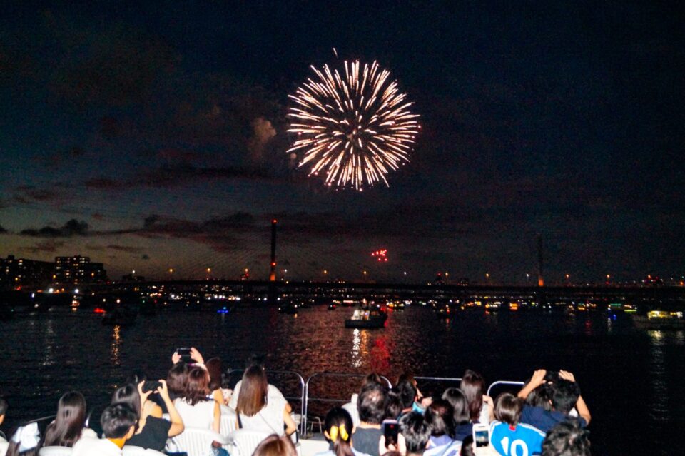 船上かから花火鑑賞