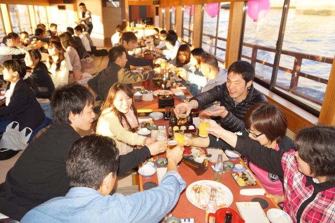 屋形船内での宴会風景