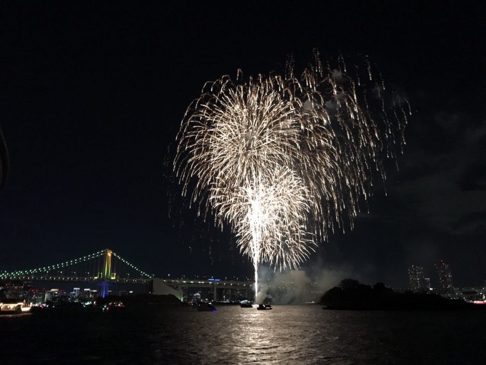 屋形船から見る東京湾の花火とレインボーブリッジ