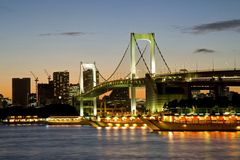 レインボーブリッジの夜景と東京湾に浮かぶたくさんの屋形船