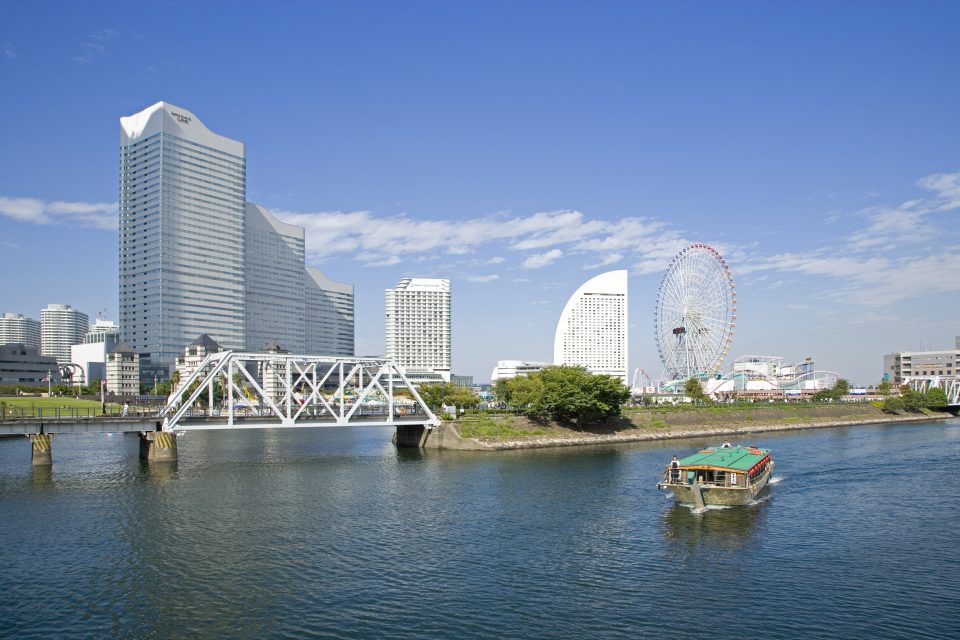 横浜の湾内を航行する屋形船