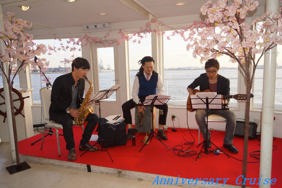 セレブリティ2号の2階フロアの桜で装飾されたステージで生演奏するJAZZバンドの3人