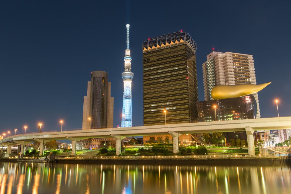 東京スカイツリーやアサヒビール本社ビルと首都高速を含む浅草エリアの夜景