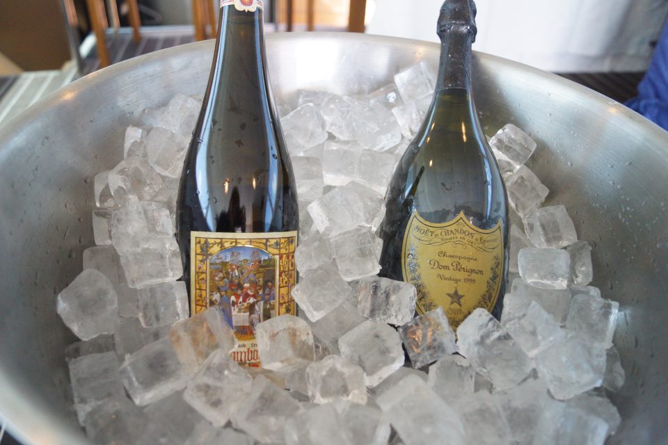 シャンパンクーラーに氷で冷やされた2本のシャンパン