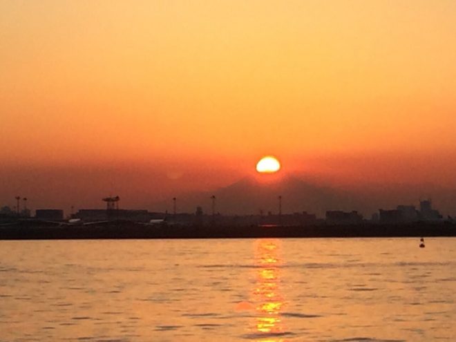 船上から眺める日の出の風景