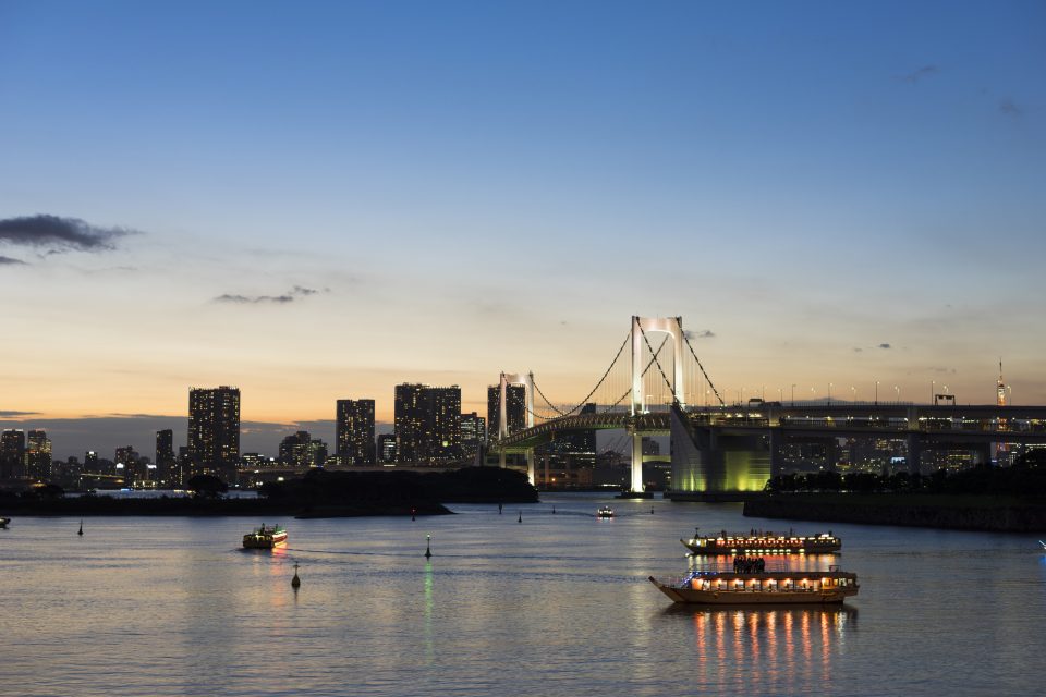 俯瞰視点でのレインボーブリッジと湾上に浮かぶ屋形船の景色