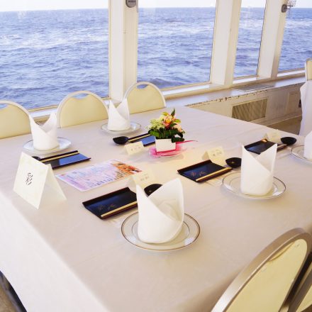 海を眺められる船内のテーブル席