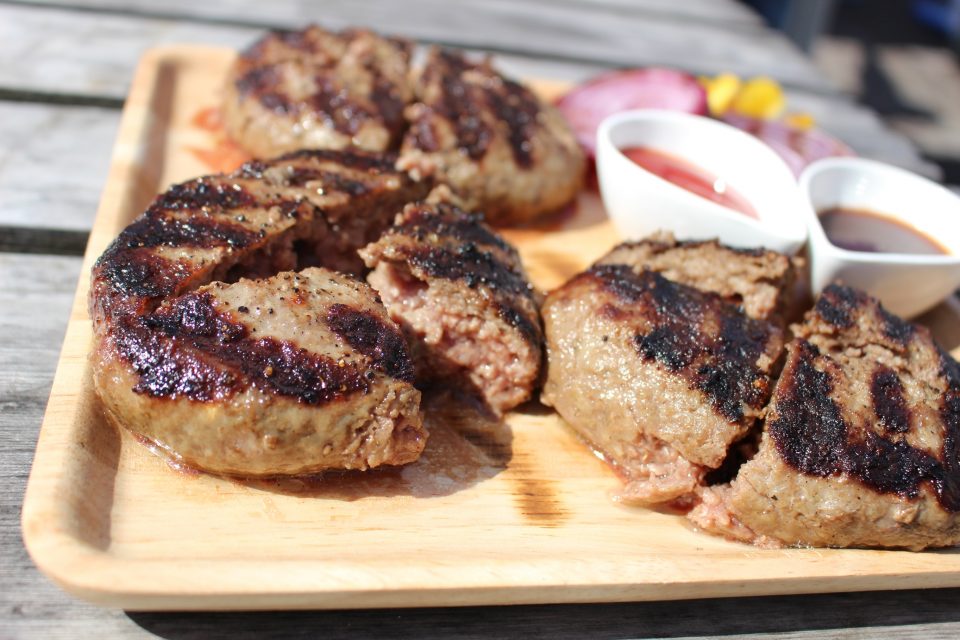 木皿に盛り付けられたBBQグリルで焼いたビーフハンバーグ