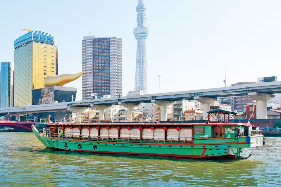 鮮やかな緑の船体が特徴的な屋形船