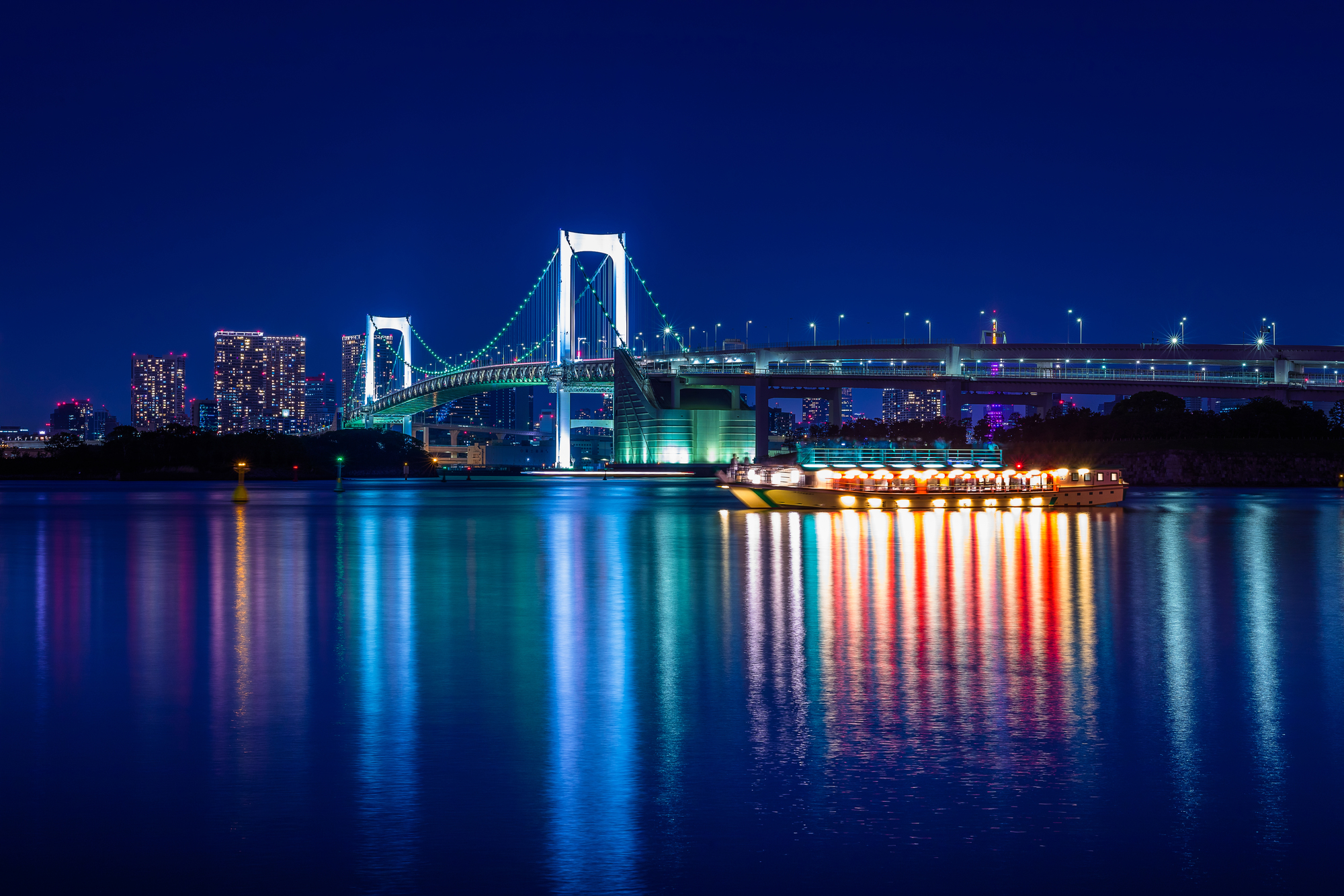 屋形船からレインボーブリッジを見る 東京で景観を楽しもう 屋形船マガジン一覧 屋形船の祝良屋 いわいや 東京湾の屋形船を貸切で