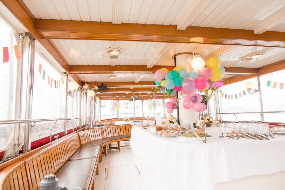 バルーン装飾された船内のパーティー会場