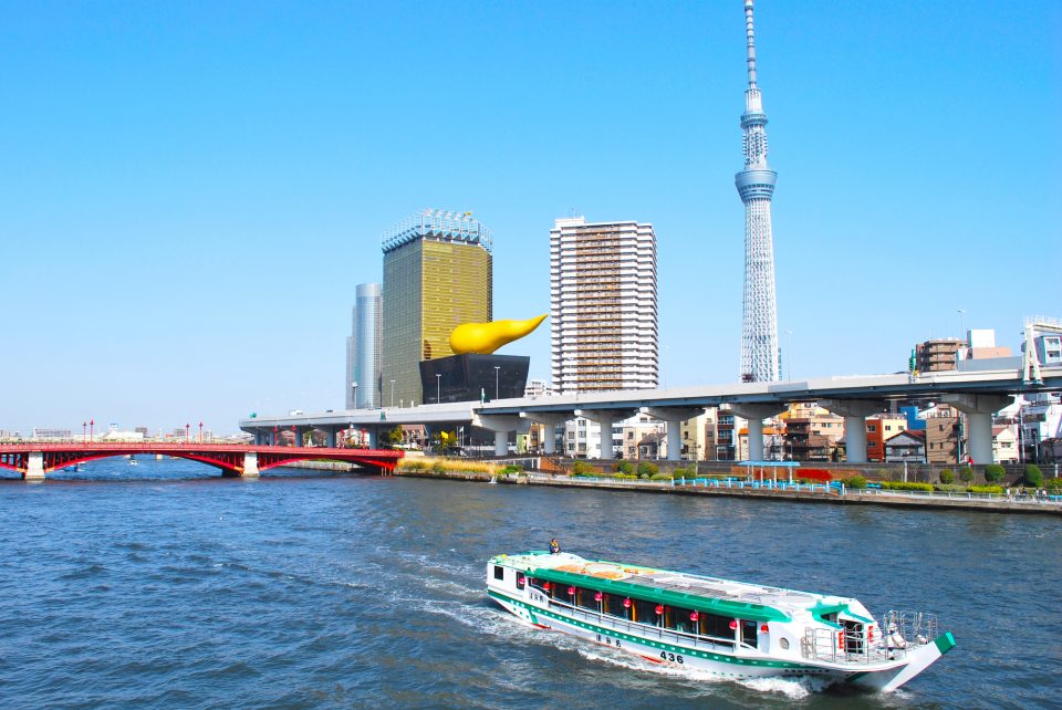 青空の広がるきれいな景色と屋形船