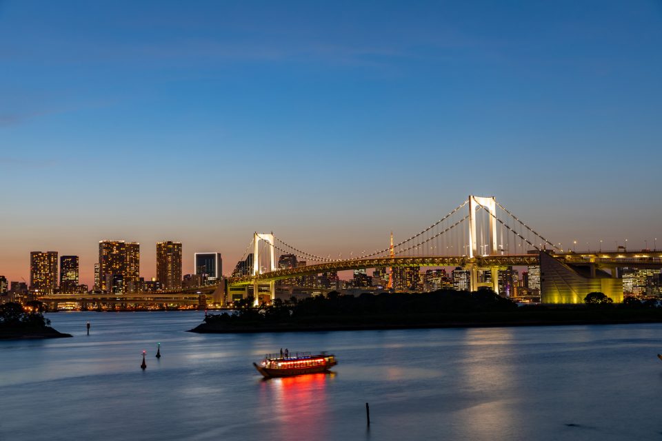 夕方のきれいな空とライトアップされた景色