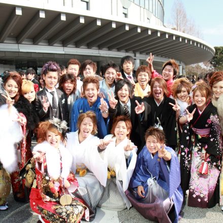 集合写真を撮る着物や袴を着た新成人