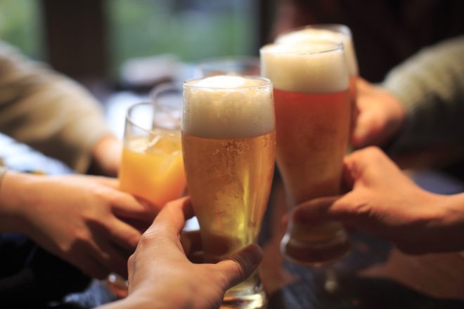 ビールやジュースで乾杯する様子