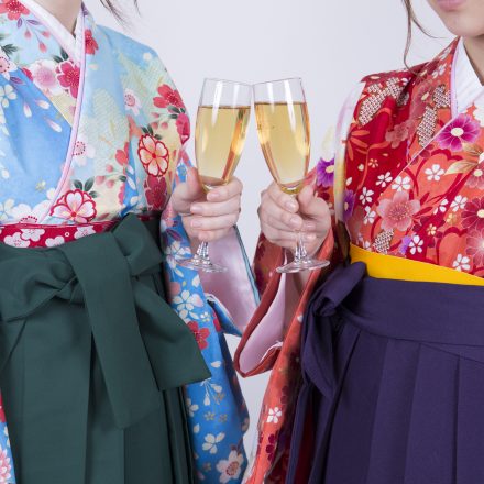 シャンパングラスを持つ袴を着た女性