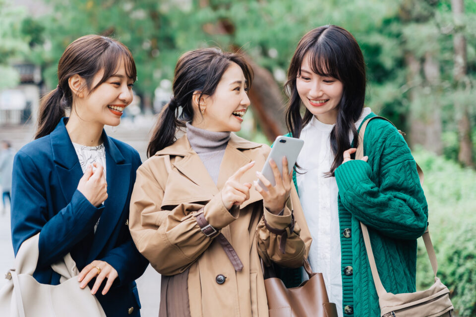 楽しそうに話す女性3人