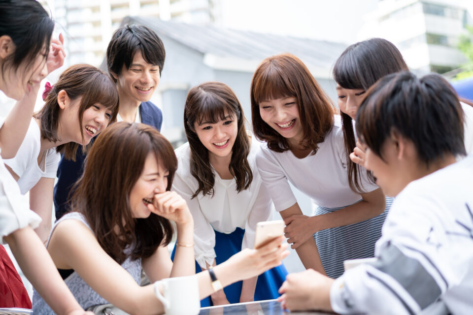 若者が交流する様子