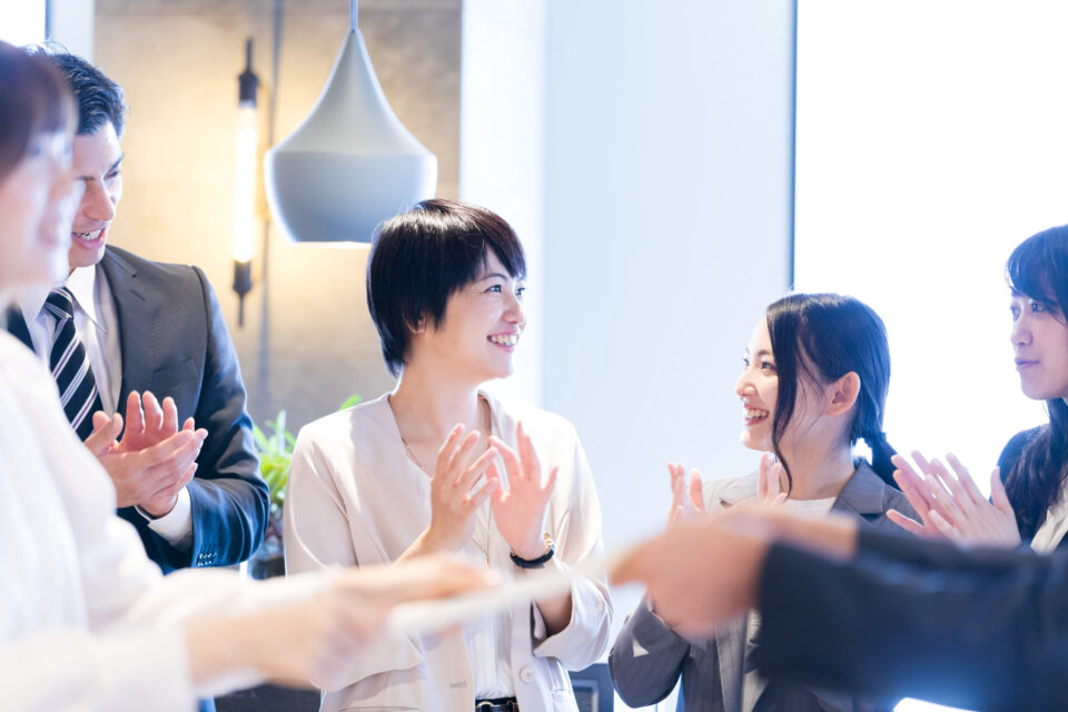拍手で称える様子