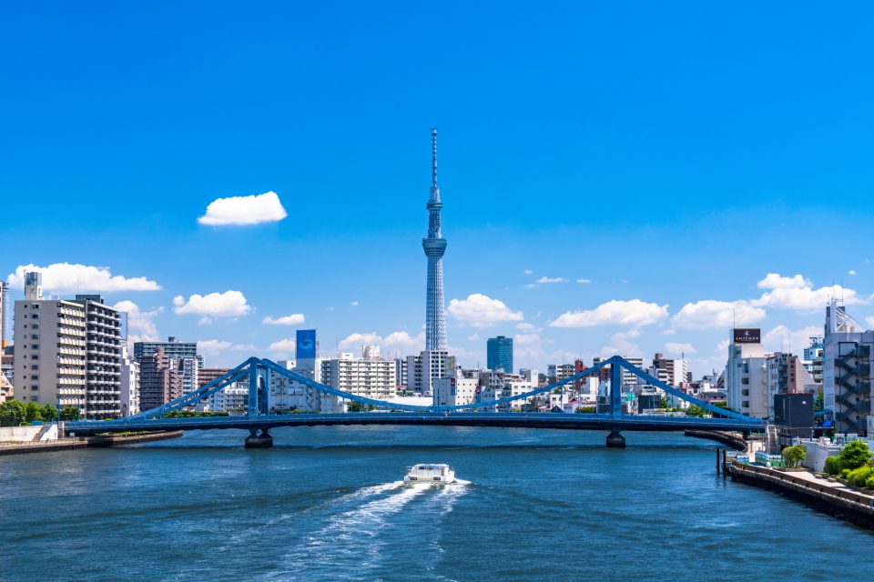川から見える青空に向かってそびえ立つスカイツリー