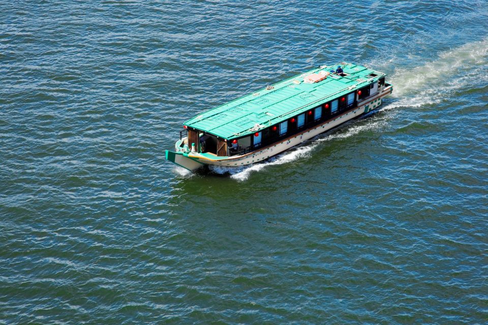 大海原を渡る屋形船