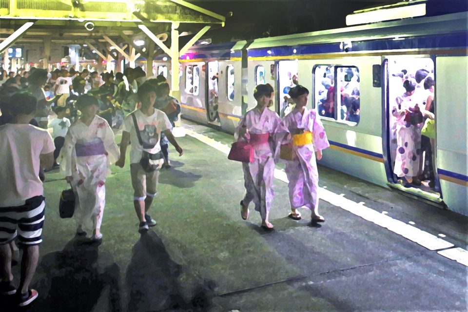 浴衣を着用する女性と電車