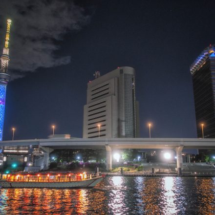 夜景とビルの隣にあるスカイツリー