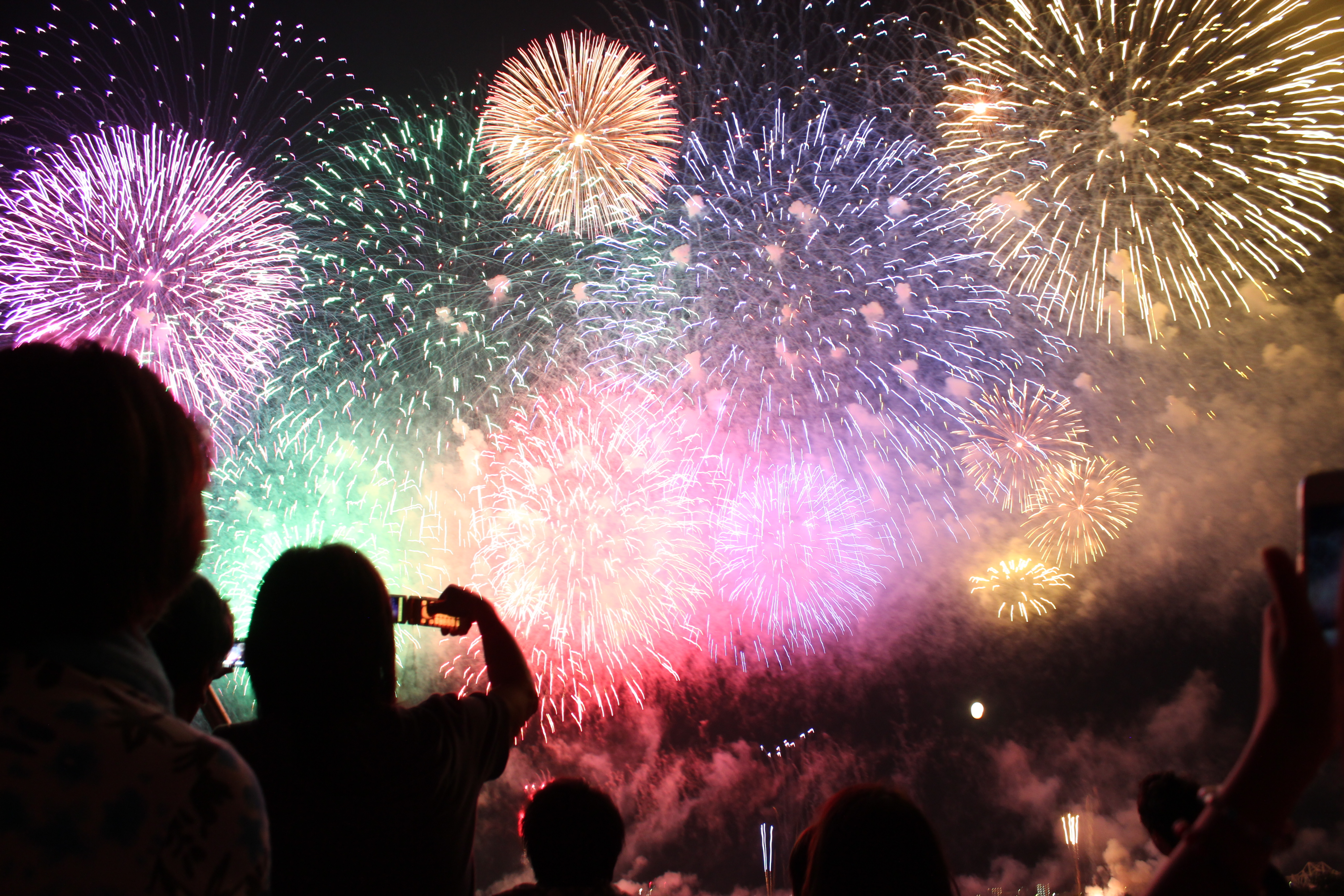 東京の夜を彩る花火大会をもっと間近で見たい！クルージングが最適！ | 屋形船マガジン一覧 | 屋形船の祝良屋（いわいや） | 東京湾の屋形船を貸切で