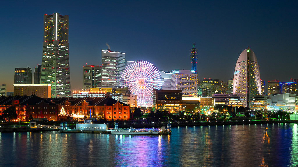 横浜のランドマークタワーと屋形船
