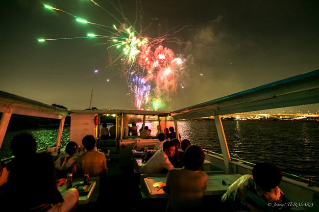開放的な船で花火を観賞