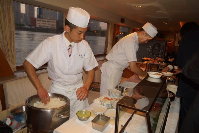 お客さんの目の前で寿司を握る職人さん