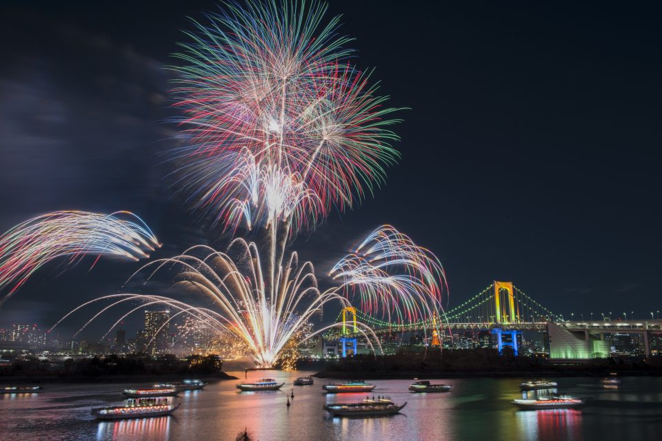 海から見たお台場レインボー花火