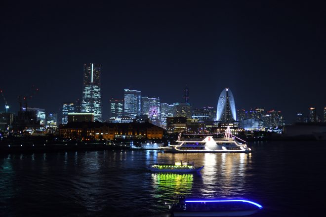 横浜の夜景と数隻の船