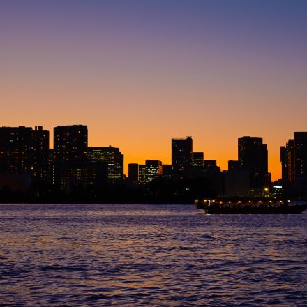 夕暮れ時の東京湾に浮かぶ屋形船