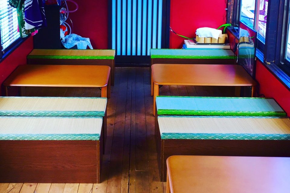 Tables and Japanese style benches in Yumemizuki