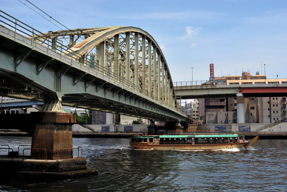 橋の下を進む屋形船
