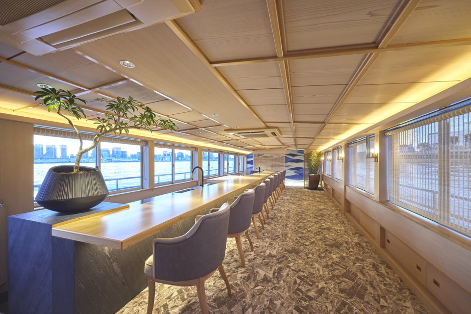 スタイリッシュな船内