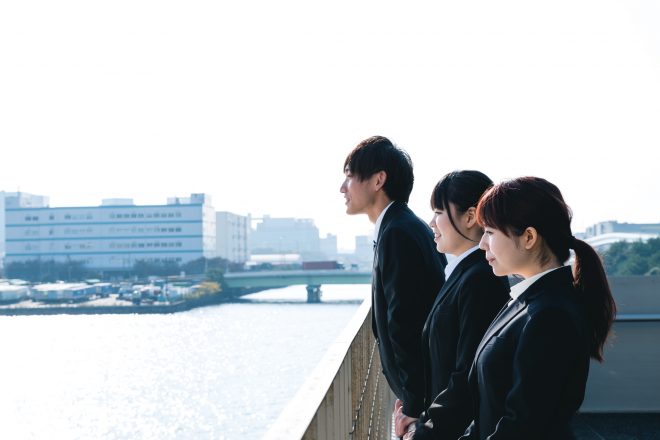 海を見つめる男女