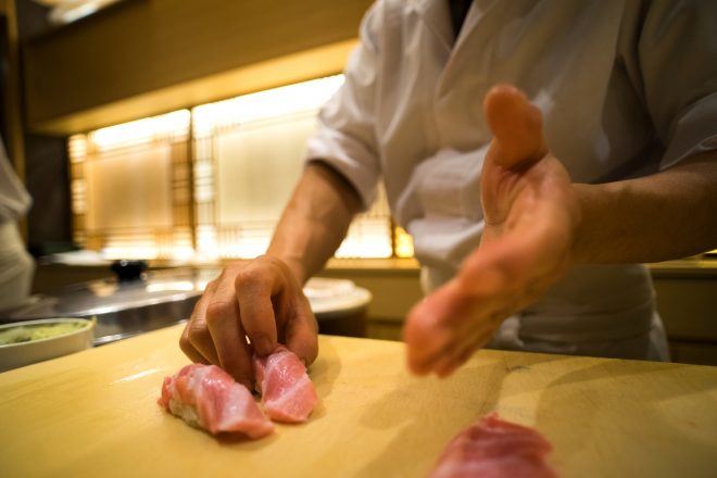 寿司を握る職人