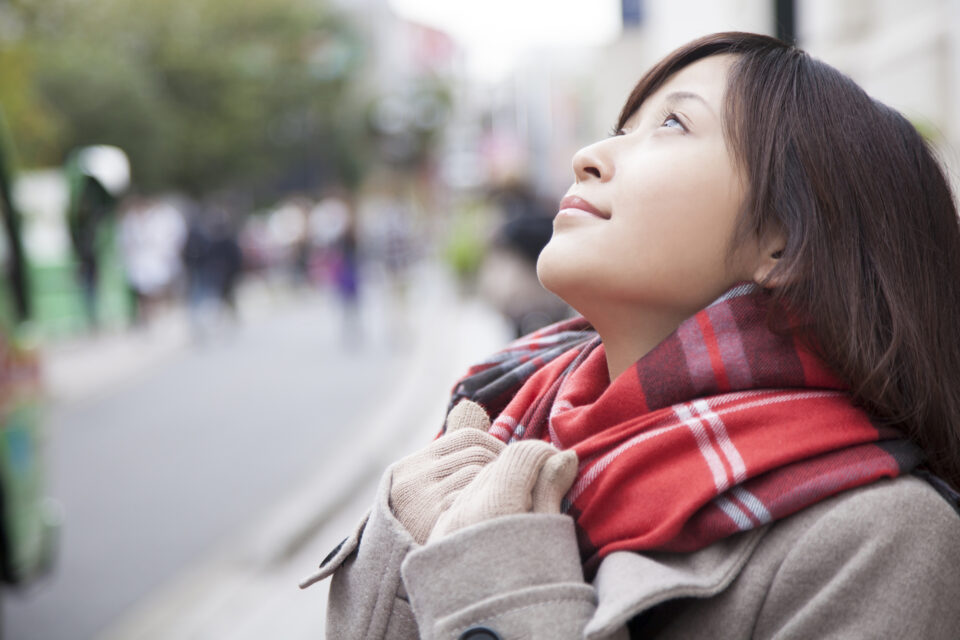 マフラーを巻いている女性