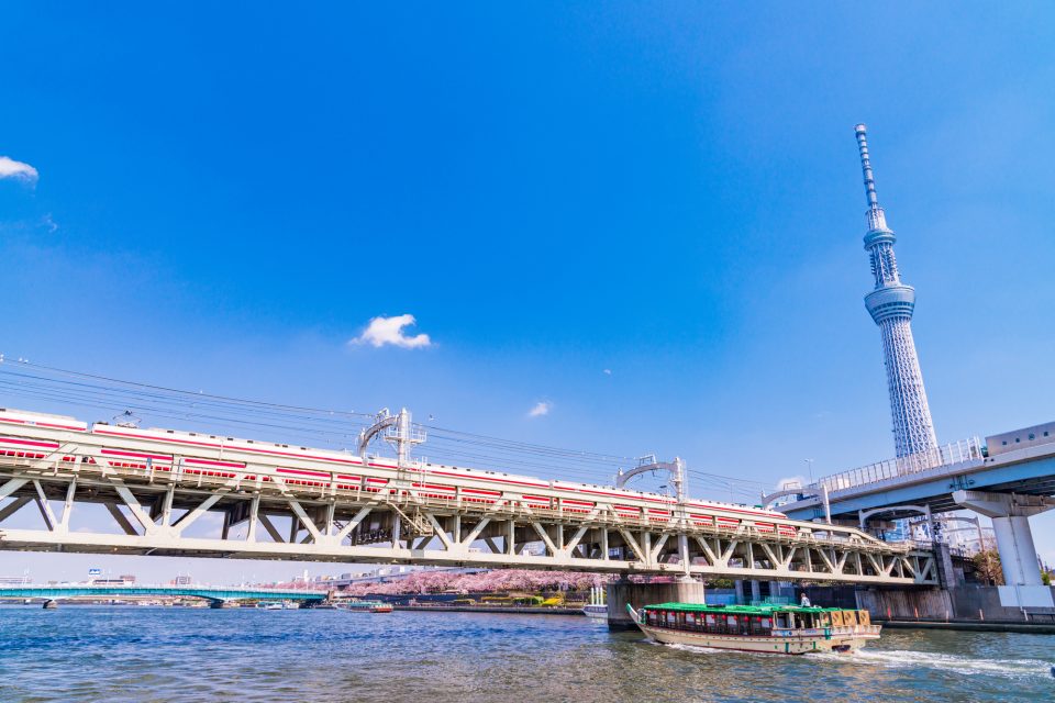スカイツリーと隅田川。そして屋形船