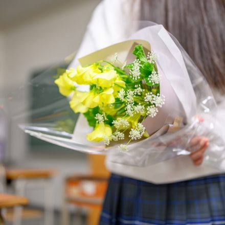 お花を持つ学生