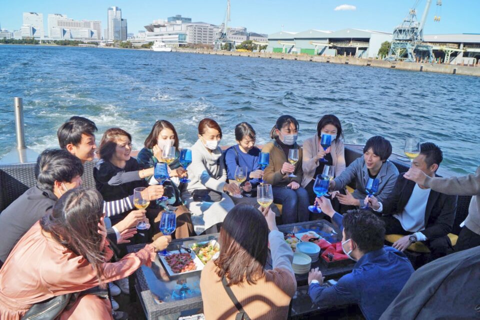 クルーズ船で乾杯