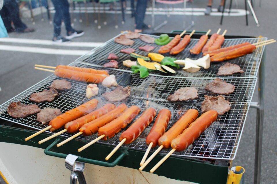 野外でBBQをする様子