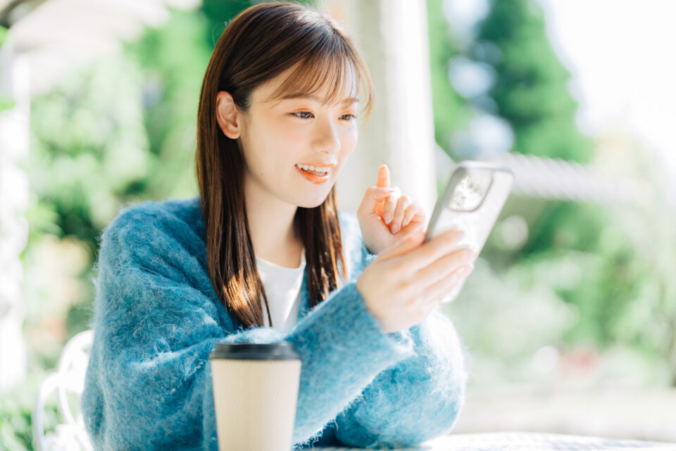 スマホを見る女性