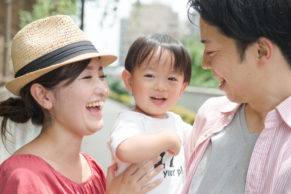 お出かけする親子3人