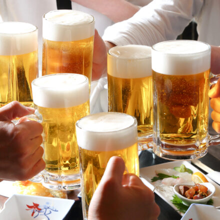 生ビールで乾杯する手