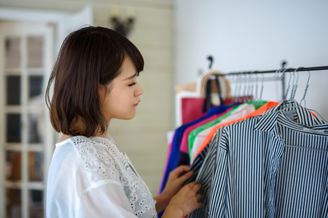 服を選ぶ女性